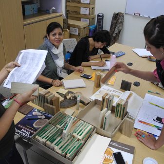 Alumnos en laboratorio de madera